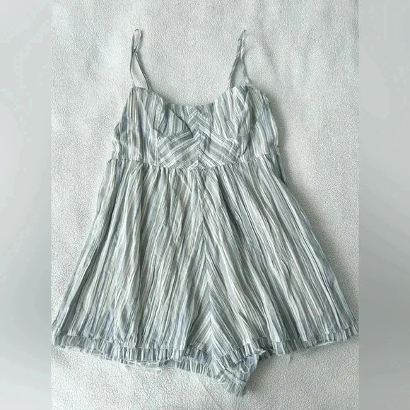Urban Outfitters Crinkle Romper Size Medium - Picture 1 of 7
